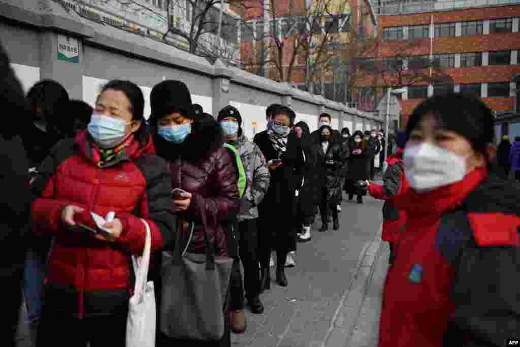 Orang-orang antre untuk dites COVID-19 sementara pemerintah kota menargetkan pengujian terhadap 2 juta warga dalam 48 jam, di tengah lonjakan kasus Covid-19 di Beijing, China. (Foto: AFP)