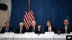 نشست خبری سناتور پاتریک لیهی (وسط) و چهار سناتور دیگر در سفارت آمریکا در هاوانا، در پایان سفر سه روزه به کوبا - ۴ اسفند ۱۳۹۵ 