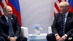 Tổng thống Mỹ Donald Trump gặp Tổng Thống Nga Vladimir Putin tại hội nghị G20, Thứ Bảy 7/7/2017 ở Hamburg. (Ảnh AP/Evan Vucci)