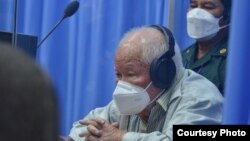 លោក ខៀវ សំផន ចូលរួម​ក្នុង​សវនាការ​បណ្ដឹង​សាទុក្ខ​នៃ​សំណុំ​រឿង០០២/០២ នៅ​សាលាក្ដី​ខ្មែរក្រហម ក្នុង​រាជធានី​ភ្នំពេញ កាល​ពី​ថ្ងៃទី១៦ ខែ​សីហា ឆ្នាំ២០២១។ (រូបថត​ផ្ដល់​ឲ្យ​ដោយ៖ ញ៉ែត សុខហេង/ECCC) 