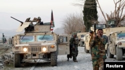 资料照片：阿富汗国民军士兵在楠格哈尔省一处军事基地查看汽车炸弹袭击现场。(2021年1月30日)