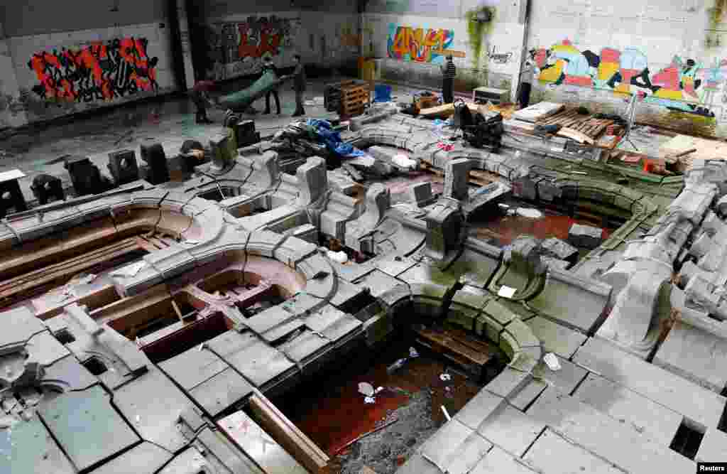 Arsitektur Art Nouveau karya arsitek Victor Horta tampak tidak terawat di sebuah distrik di Brussels, Belgia.