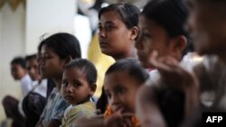 ساکنان راخین که از خانه های خود رانده شده اند