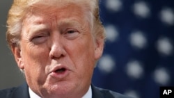 美国总统川普星期一在白宫玫瑰园与新加坡总理李显龙举行联合记者会。（2017年10月23日）