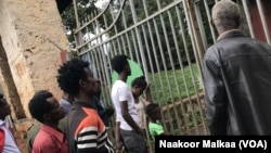 Masaraa Kumsaa Morodaa karra seensa isaa irra namoota firoottan isaanii achitti hidhamaniif nyaata geessan, Naqamtee