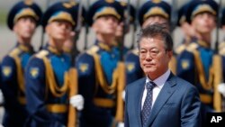 블라디미르 푸틴 러시아 대통령과의 정상회담을 위해 22일 러시아 브누코보 국제공항에 도착한 문재인 한국 대통령이 의장대를 사열하고 있다. 