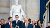 Избранный президент Дональд Трамп в Ротонде Капитолия. Слева от него – Бэррон Трамп и избранный вице-президент Джей Ди Вэнс. Вашингтон, 20 января 2025 г. 