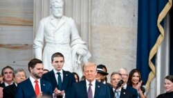 Избранный президент Дональд Трамп в Ротонде Капитолия. Слева от него – Бэррон Трамп и избранный вице-президент Джей Ди Вэнс. Вашингтон, 20 января 2025 г. 