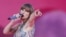 Američka pjevačica i tekstopisac Taylor Swift nastupa na pozornici u sklopu svoje turneje Eras u Lisabonu 24. maja 2024.