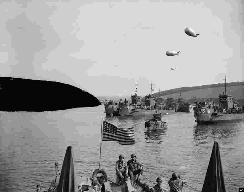 Pesawat yang sarat dengan pasukan Amerika, dijaga dari udara, saat mendarat di perairan Selat Inggris yang tenang, menunggu aba-aba dimulainya serangan terhadap benteng Eropa di sepanjang pantai utara Perancis, 6 Juni 1944.