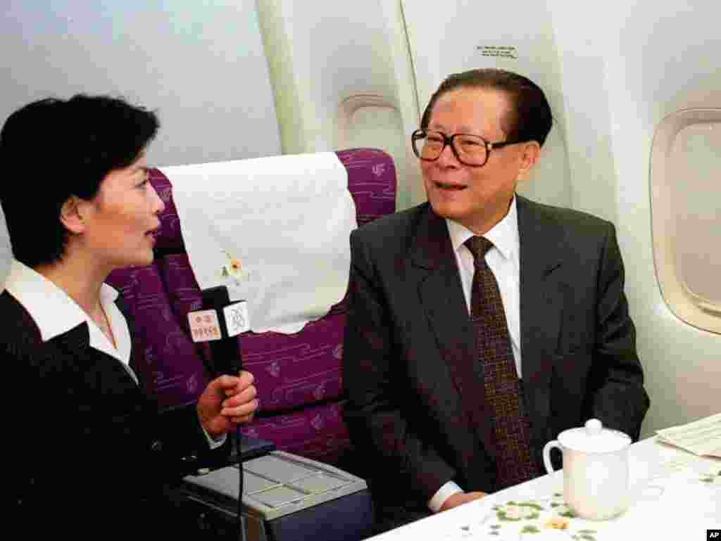 1997年11月4日，中国主席江泽民在访问美国后回国的飞机上接受央视记者李瑞英采访。这架飞机不是中国从美国波音公司购买的波音767主席专机。2002年1月19日的报道说，那架专机上被安装了27个窃听器。