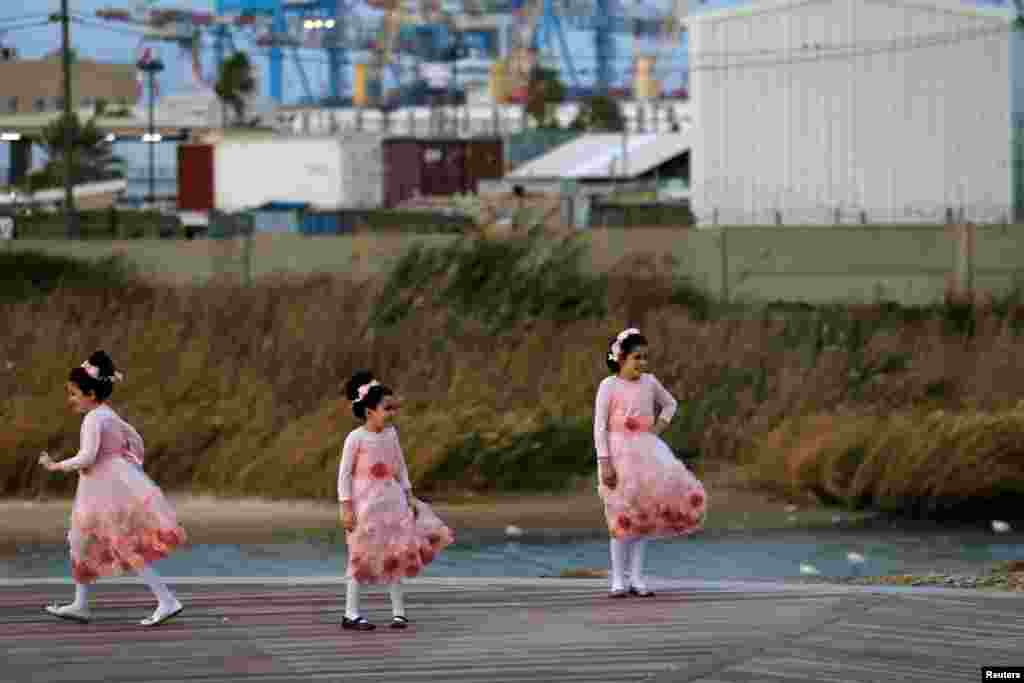 កុមារី​ជ្វីព​បែប Ultra-Orthodox ​ឈរ​ថតរូប​ជិត​ឆ្នេរ​សមុទ្រ​មួយ​នៅ​ក្រុង Ashdod ភាគ​ខាងត្បូង​ប្រទេស​អ៊ីស្រាអែល កាល​ពី​ថ្ងៃ​ទី​១៣ ខែ​ធ្នូ ឆ្នាំ​២០១៦។&nbsp;
