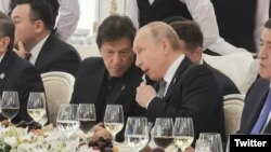 د وزیراعظم دفتر په یو ټويټ کې ويلي د وزیراعظم عمران خان اؤ د کابینې غړي یې د روس دا سفر د روس صدر ولادمیر پوتین په بلنه کوي