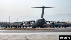 美军士兵抵达喀布尔国际机场提供安全支援。（2021年8月20日）