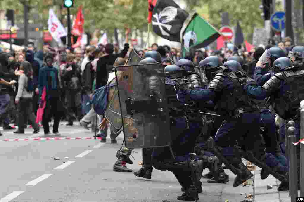 ក្រុម​ប៉ូលិស​ប្រឆាំង​កូបកម្ម​កំពុង​ទប់ទល់​ជាមួយ​នឹង​បាតុករ​នៅ​តាម​ផ្លូវ​ក្នុង​បាតុកម្ម​មួយ​នៅទីក្រុង​ប៉ារីស​ ដែលជាផ្នែក​មួយ​នៃ​បាតុកម្ម​ទូទាំង​ប្រទេស​។ ថ្ងៃបាតុកម្ម​នេះ​ត្រូវ​បាន​​ធ្វើ​ឡើង​ដោយ​សហជីព​ចំនួន​០៩ ដែល​តំណាង​ឲ្យ​បុគ្គលិក​ការងារ​រដ្ឋ​ដើម្បី​បង្ហាញ​ពី​ការ​មិន​យល​ស្រប​ជាមួយ​នឹង​ប្រធានាធិបតី​បារាំងដែល​បាន​ធ្វើ​កំណែ​ទម្រង់​លើ​សេវ៉ា​សាធារណៈ​និង​គម្រោង​រដ្ឋាភីបាល​ដើម្បី​ផ្អាក​ផ្តល់​ប្រាក់កម្រៃ​និង​លុប​បំបាត់​ការងារ​រដ្ឋ​ចំនួន​១២.០០០​ការងារ។