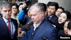 美国的朝鲜问题特使斯蒂芬·比根抵达仁川国际机场时被媒体包围。（2019年2月3日）