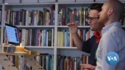 VOA英语视频: 纽约的新冠社区合唱团通过视频将隔离的歌声连在一起