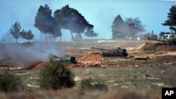 Depuis la frontière, l'armée turque bombarde très souvent la Syrie à Kilis, en Turquie,16 février 2016.