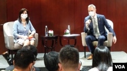 布拉格市长贺瑞卜（Zdeněk Hřib）9月4日召开记者会宣布与台北市未来多项的城市交流计划。(美国之音黄丽玲摄) 