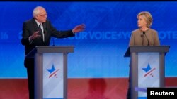 19일 열린 미 민주당 대선후보 토론회에서 참석한 샌더스 상원의원(왼쪽)과 클린턴 전 장관(오른쪽). 