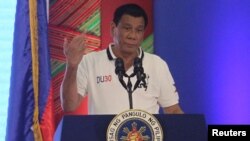 로드리고 두테르테 필리핀 대통령이 21일 연설도중 유럽연합(EU)이 필리핀 정부의 마약범죄자 처벌에 대해 '엄격하게 감시하겠다'고 밝힌 사실을 언급하면서 가운데 손가락을 세워보이고 있다. 