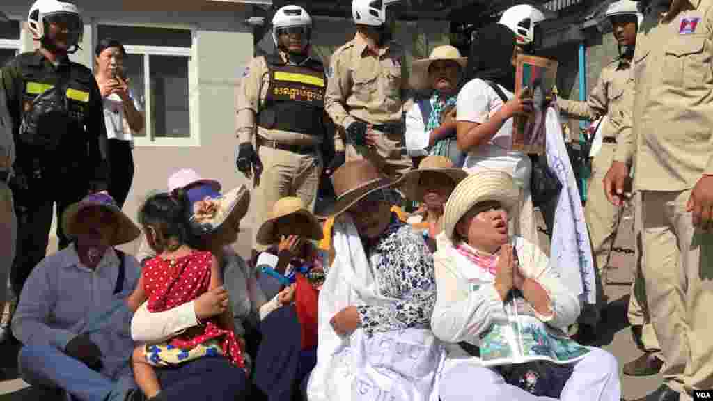 ប្រជា​​ពលរដ្ឋ​ជាង​ ២០​នាក់ ​​តំណាង​ឲ្យ​អ្នក​មាន​ទំនាស់​ដីធ្លី​ចំនួន​​ជាង​ ១០០​​គ្រួសារ​ ខេត្ត​កោះកុង ដែល​កំពុង​មាន​ជម្លោះ​ដីធ្លី​ជាមួយ​​ក្រុមហ៊ុន​ចិន ​Union Dev​el​o​pm​ent Group (UDG) ​តវ៉ា​នៅ​ខាងមុខ​ស្ថាន​ទូត​ចិន​ប្រចាំ​កម្ពុជា នា​ថ្ងៃទី​១៣ ខែ​សីហា​ ឆ្ន