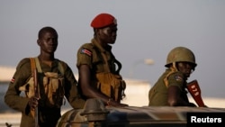 Tentara angkatan darat Sudan Selatan di kota Juba (20/12). (Reuters/Goran Tomasevic)