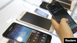 Program aplikasi telepon pintar (smartphone) kini merambah ke segala aspek, termasuk aplikasi untuk tes psikologi (foto: dok). 