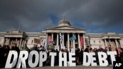 今年2月15日，抗议者在伦敦举行集会。他们高举标语牌，表示与希腊团结一致。抗议者背后是英国国家艺术馆。