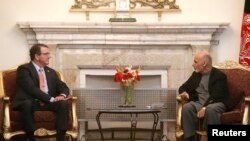 카터 국방장관이 21일 카불에서 아슈라프 가니 아프간 대통령을 면담하는 모습 (2015년 2월 21일)
