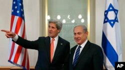 Menlu AS John Kerry dan PM Israel Benjamin Netanyahu di Yerusalem (23/5). Perang saudara di Suriah diakui keduanya membawa tantangan pada keamanan Israel.