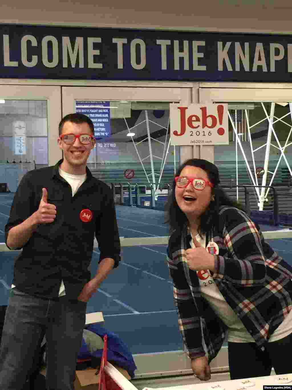 دانشجویان داوطلب در ستاد انتخاباتی بوش.