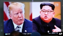 Le président Donald Trump et Kim Jong Un sur une télévision à Séoul, le 24 mai 2018.