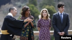 20일 캐롤라인 케네디 주일 미 대사(오른쪽 두번째)가 일본을 방문 중인 미셸 오바마 여사(왼쪽 두번째)와 함께 교토의 한 절을 방문했다.