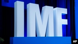 แฟ้มภาพ: ป้าย 3 มิติของ IMF ในการแถลงรายงาน World Economic Outlook ในกรุงวอชิงตัน เมือ 16 เม.ย. 2567