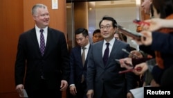 지난 2018년 12월 스티븐 비건 미국 국무부 대북정책특별대표와 이도훈 외교부 한반도평화교섭본부장이 서울 외교부 청사에서 워킹그룹 2차 회의를 마친 뒤 기자들의 질문에 답하고 있다.