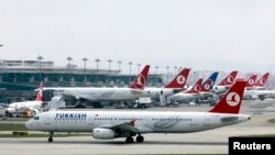 Pesawat terbang milik maskapai penerbangan Turkish Airlines bersiap untuk lepas landas dari bandara Internasional Ataturk di Istanbul, 15 Mei 2013. (Foto: dok).