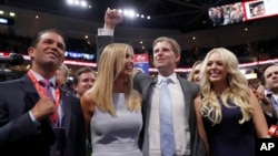미국 공화당 전당대회 이틀째인 19일 도널드 트럼프를 당의 대통령 후보로 공식 확정하자, 전당대회에 참석한 트럼프의 자녀들이 환호하고 있다. 왼쪽부터 도널드 트럼프 주니어, 이반카 트럼프, 에릭 트럼프, 티파니 트럼프.