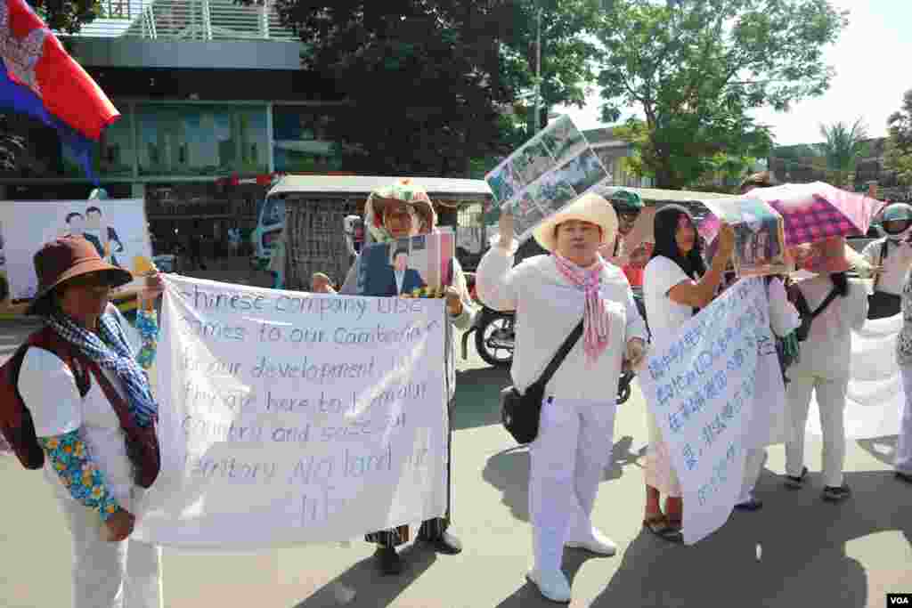 ប្រជា​​ពលរដ្ឋ​ជាង​ ២០​នាក់ ​​តំណាង​ឲ្យ​អ្នក​មាន​ទំនាស់​ដីធ្លី​ចំនួន​​ជាង​ ១០០​​គ្រួសារ​ ខេត្ត​កោះកុង ដែល​កំពុង​មាន​ជម្លោះ​ដីធ្លី​ជាមួយ​​ក្រុមហ៊ុន​ចិន ​Union Dev​el​o​pm​ent Group (UDG) ​តវ៉ា​នៅ​ខាងមុខ​ស្ថាន​ទូត​ចិន​ប្រចាំ​កម្ពុជា នា​ថ្ងៃទី​១៣ ខែ​សីហា​ ឆ្ន