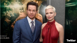 معترضان می‌گویند چرا «مارک والبرگ» (چپ) که نقشی برابر «میشل ویلیامز» دارد، ۱۵۰۰ برابر بیشتر است