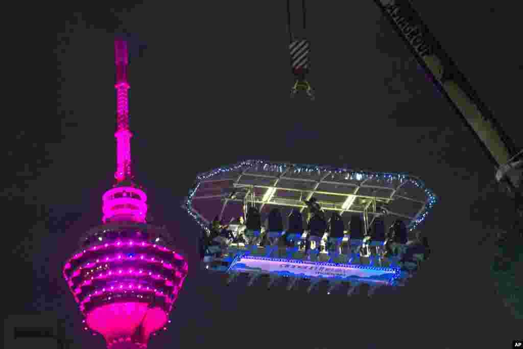 មនុស្ស​ម្នា​ទទូលទាន​អាហារ​នៅ​ភោជនីយដ្ឋាន &laquo;អាហារពេលល្ងាច​នៅ​លើ​អាកាស&raquo; ដែល​អាច​មើល​ទៅ​ឃើញ​តំបន់​កណ្តាល​ក្រុង​ជាមួយ​នឹង​អគារភ្លោះ​ នៅ​ក្រុង​គូឡាឡាំពួ ប្រទេស​ម៉ាឡេស៊ី។&nbsp;