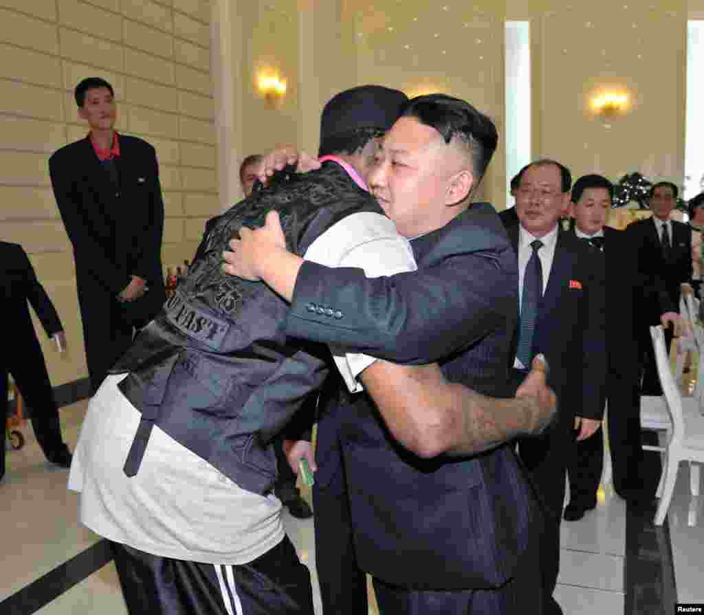 Pemimpin Korea Utara King Jong-Un memeluk mantan pemain bola basket NBA Dennis Rodman di Pyongyang dalam sebuah foto yang dirilis kantor berita Korea Utara KCNA.