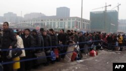 排队等候进入北京站的旅客