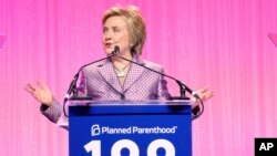 Hillary Clinton, ancienne secrétaire d'État, prend la parole lors du gala du 100e anniversaire de Planning familial, à New York, 2 mai 2017. 