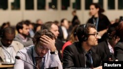 제19차 유엔 기후변화협약 폐막 회의에 각국 대표들이 참석했다. 