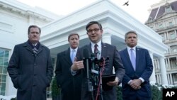 众议院议长迈克·约翰逊2024年1月17日在白宫与拜登会面商谈乌克兰援助和边境安全协议之后同记者讲话。