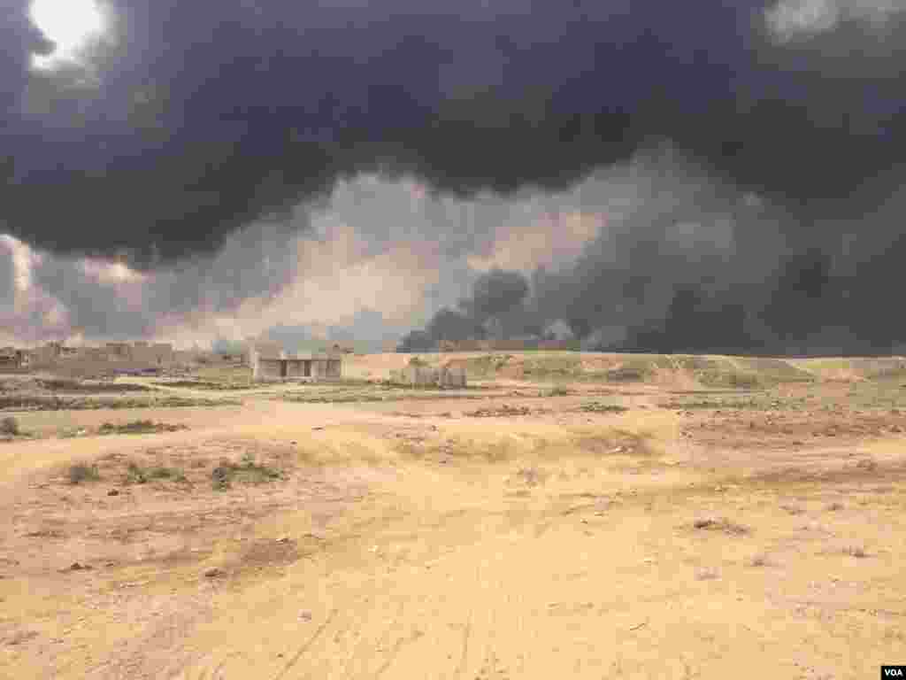 Sebagian besar rumah di wilayah Qayyarah, Irak, tetap kosong sementara pasukan Irak dan Peshmerga Kurdi merebut kembali desa-desa di sini. Banyak rumah dan tempat usaha hancur berantakan, dibom oleh serangan udara oleh koalisi melawan ISIS (24/10). (VOA/H. Murdock)