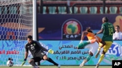 Mechi kati ya Ivory Coast na Afrika Kusini : Goli la Ivory Coast lililofungwa na Jonathan la kufunguwa dimba kwenye uwanja wa Al Salam, Cairo, Misri Juni 24, 2019. (AP Photo/Hassan Ammar)