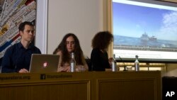  ክሪስ ሄለርን ጠበቓታት እቶም ስደተኛታት'ቲ ክሲ ነቲ ቤት ፍርዲ ኣብ ዝቐረበሉ እዋን