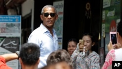 美国总统奥巴马在万象一处购物地区与当地民众